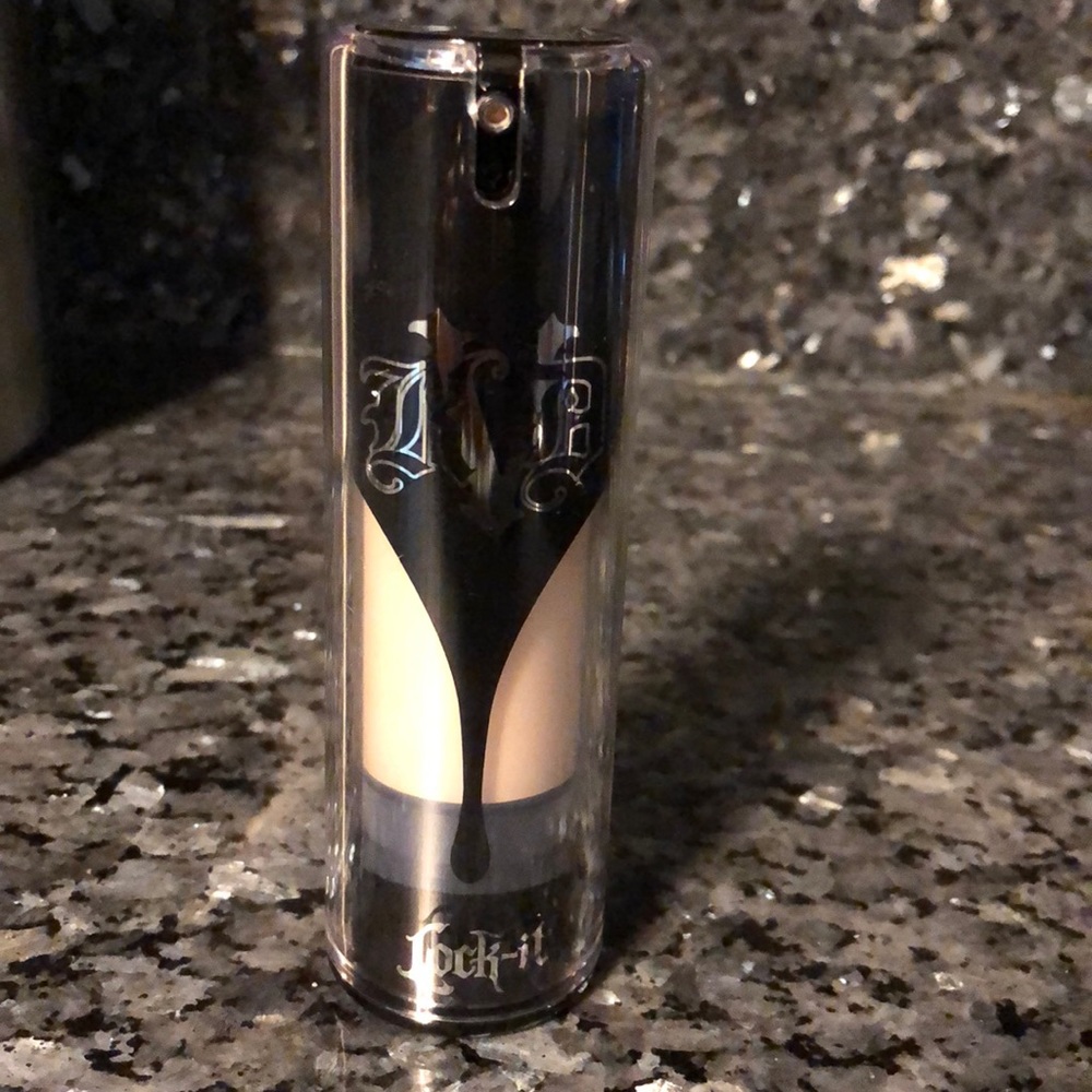 KAT VON D LOCK-IT Foundation
